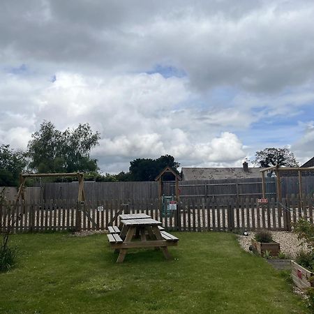The Crown Inn Gayton  Extérieur photo