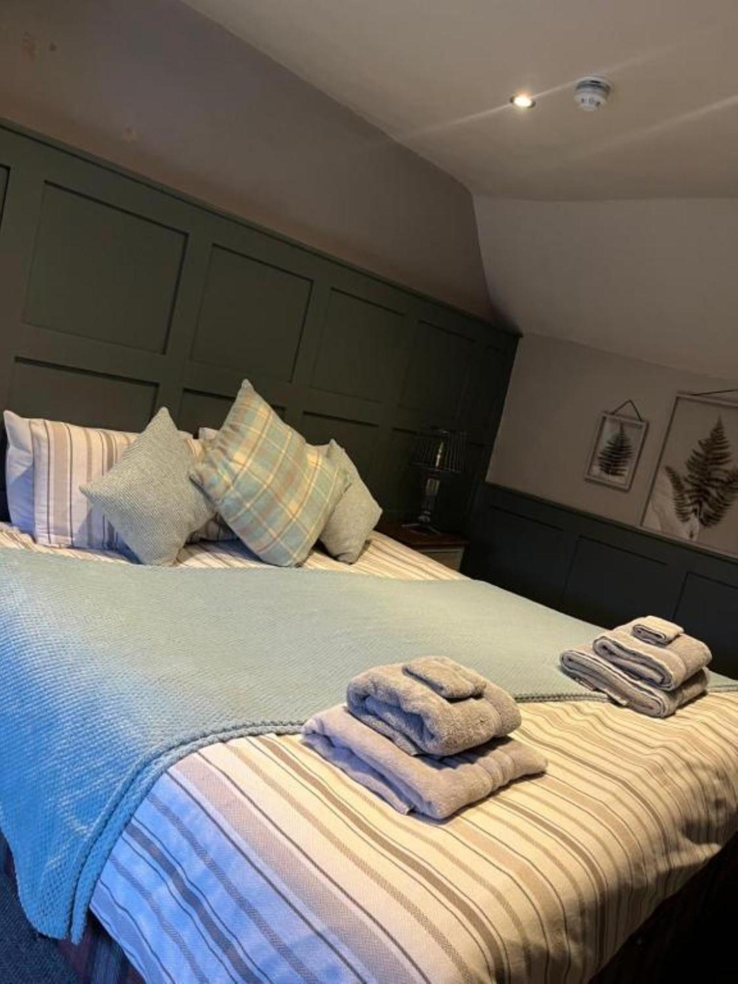 The Crown Inn Gayton  Extérieur photo