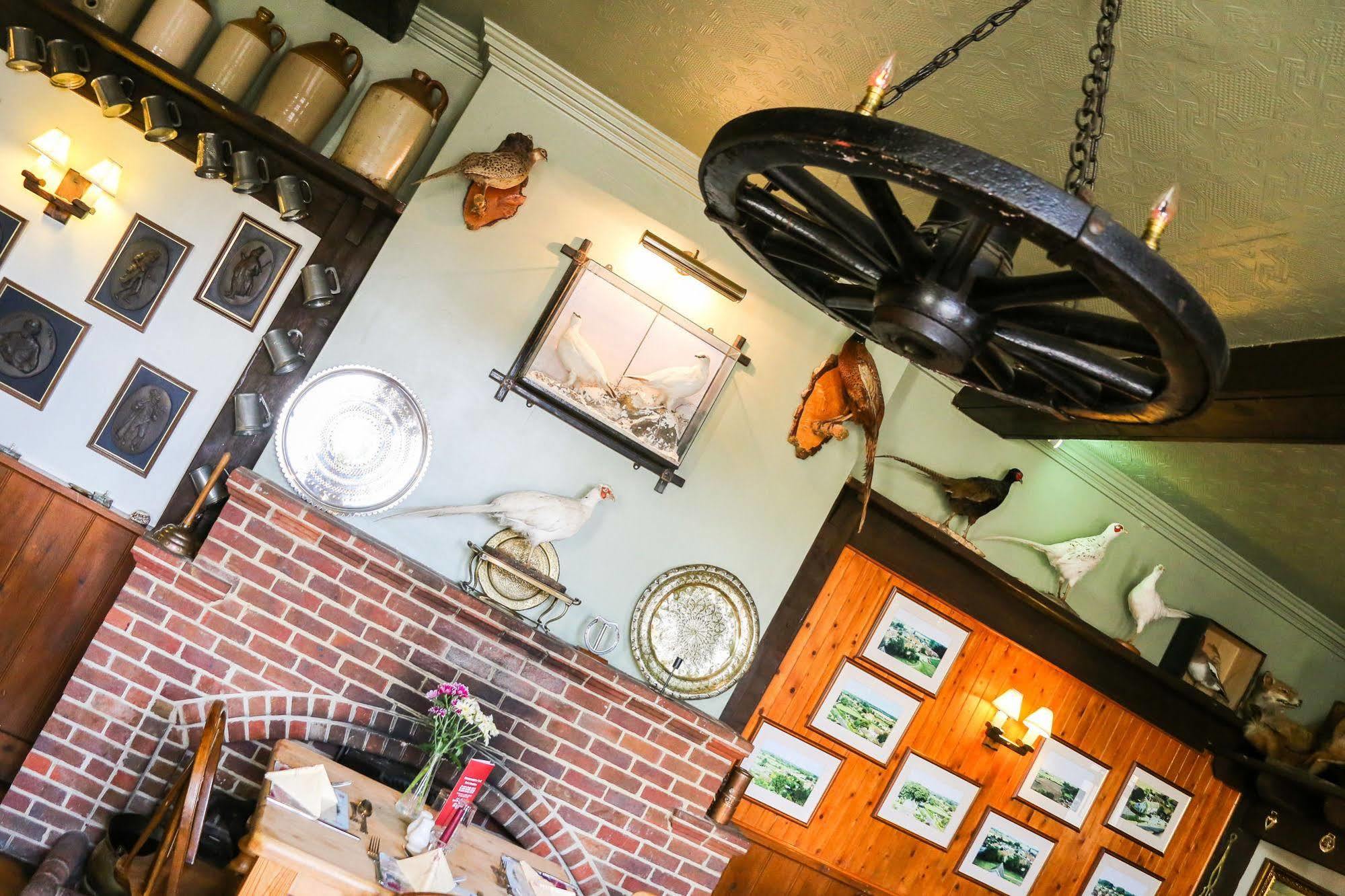 The Crown Inn Gayton  Extérieur photo