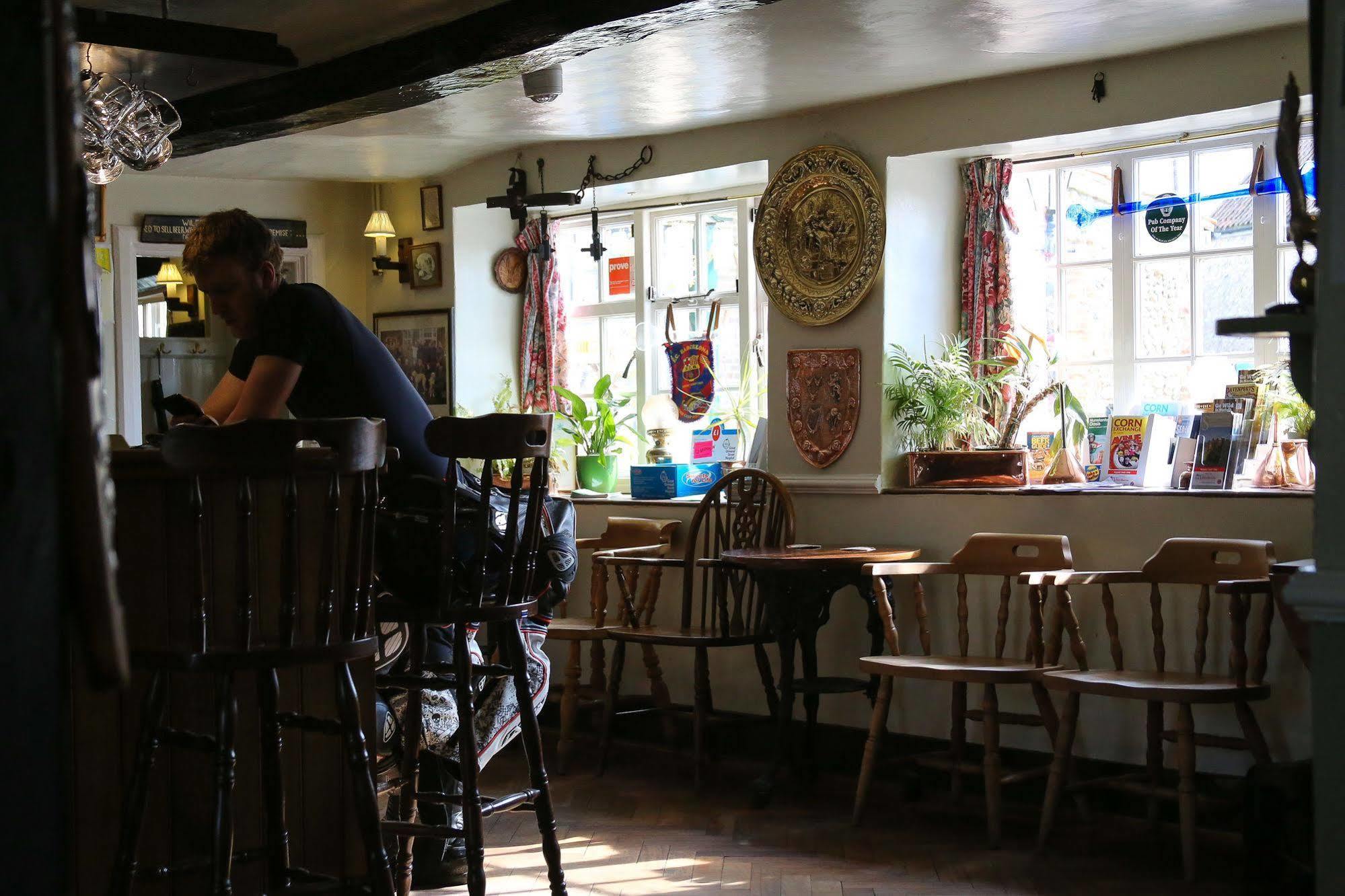 The Crown Inn Gayton  Extérieur photo