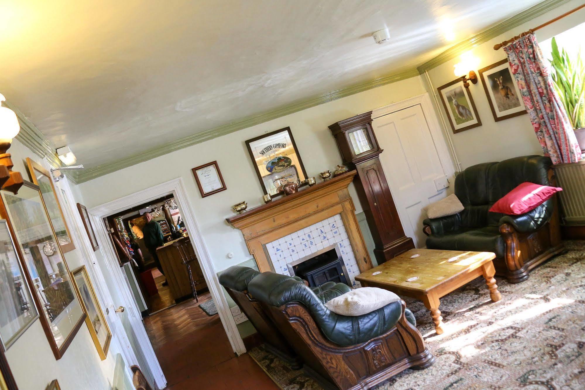 The Crown Inn Gayton  Extérieur photo