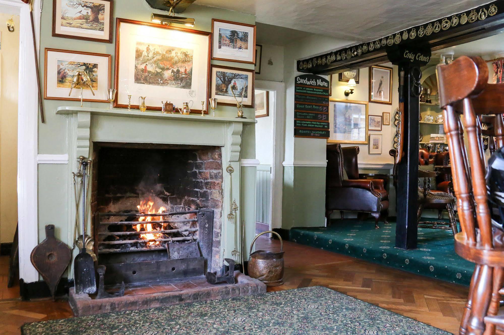 The Crown Inn Gayton  Extérieur photo