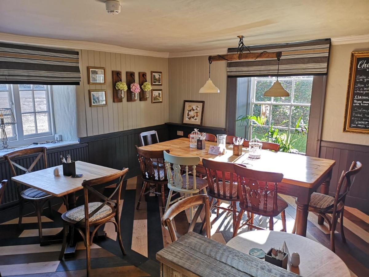 The Crown Inn Gayton  Extérieur photo